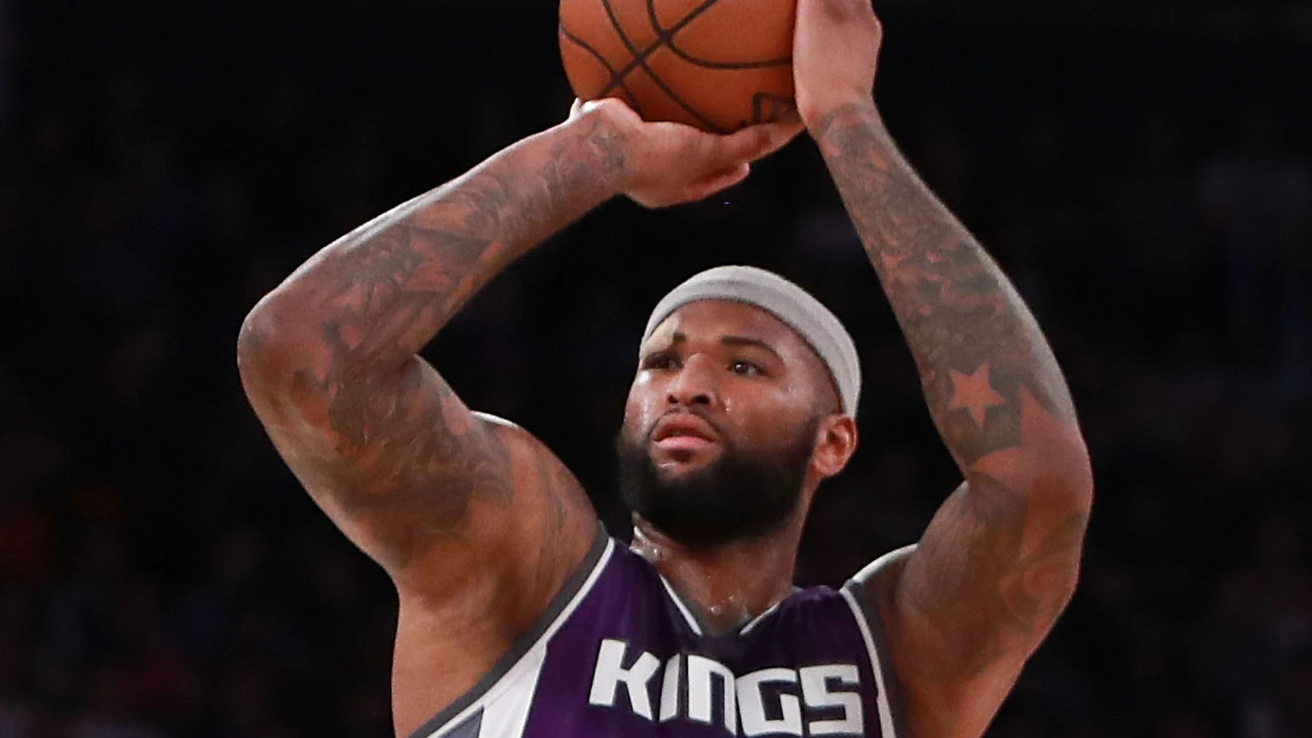 DeMarcus Cousins se dispone a lanzar a canasta DeMarcus Cousins se dispone a lanzar a canasta