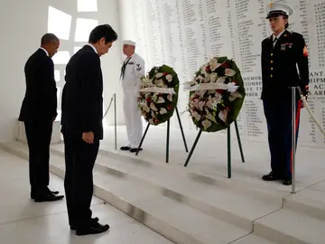 Shinzo Abe muestra sus condolencias por las víctimas de Pearl Harbor junto a Obama Shinzo Abe muestra sus condolencias por las víctimas de Pearl Harbor junto a Obama