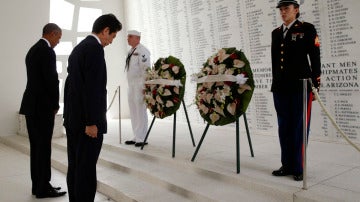 Shinzo Abe muestra sus condolencias por las víctimas de Pearl Harbor junto a Obama 