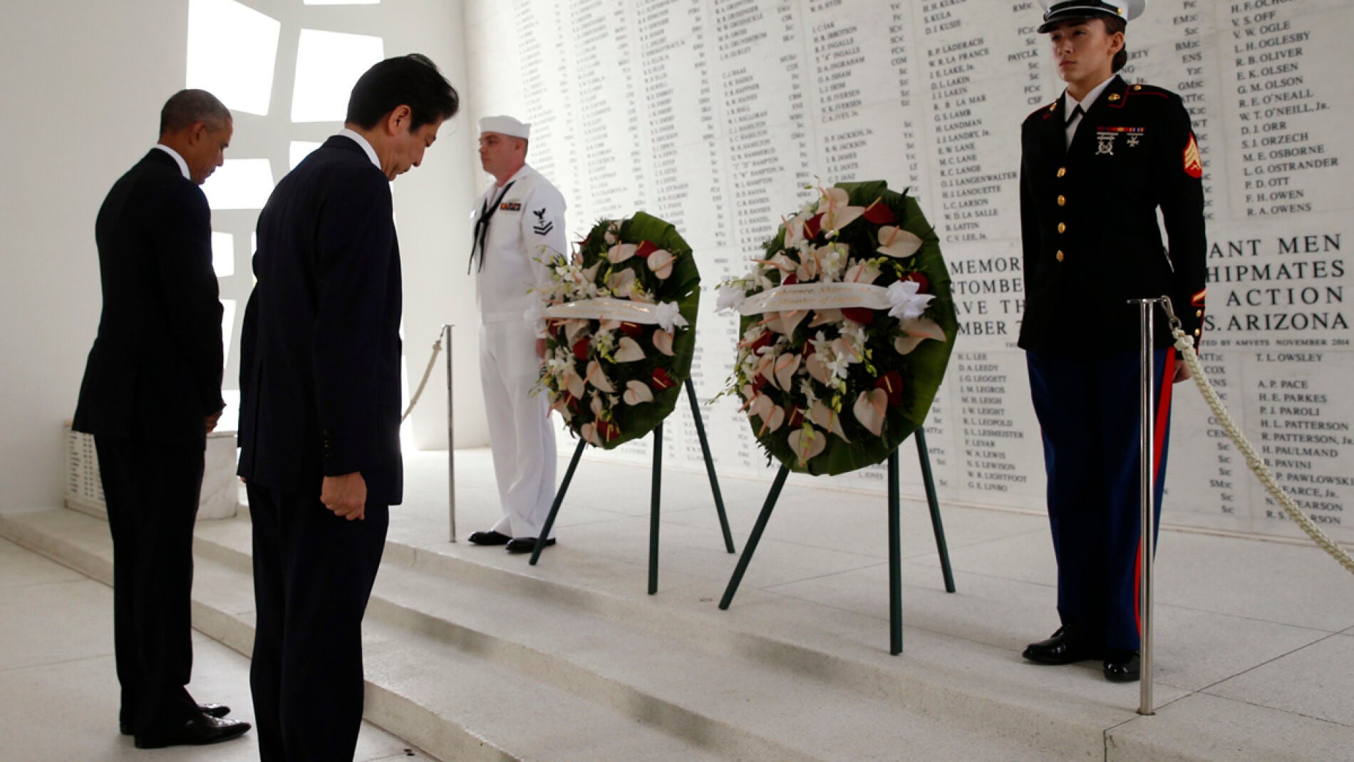 Shinzo Abe muestra sus condolencias por las v&iacute;ctimas de Pearl Harbor junto a Obama 
