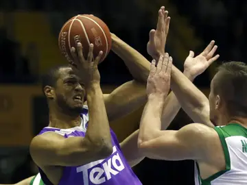 Los jugadores del Betis Energía Plus y Real Madrid en una jugada del encuentro Los jugadores del Betis Energía Plus y Real Madrid en una jugada del encuentro