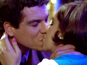 Marta es fotografiada besando a Rafael por última vez