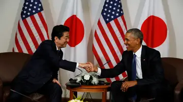 Abe y Obama se saludan Abe y Obama se saludan