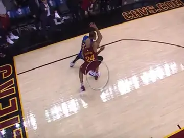 Richard Jefferson comete falta sobre Kevin Durant Richard Jefferson comete falta sobre Kevin Durant