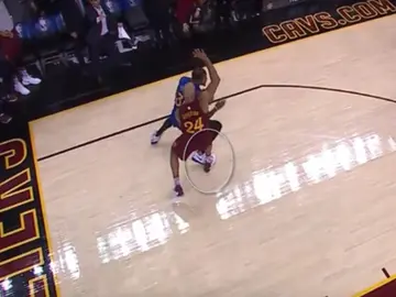 Richard Jefferson comete falta sobre Kevin Durant Richard Jefferson comete falta sobre Kevin Durant