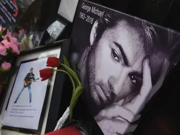 Flores y mensajes en memoria de George Michael Flores y mensajes en memoria de George Michael