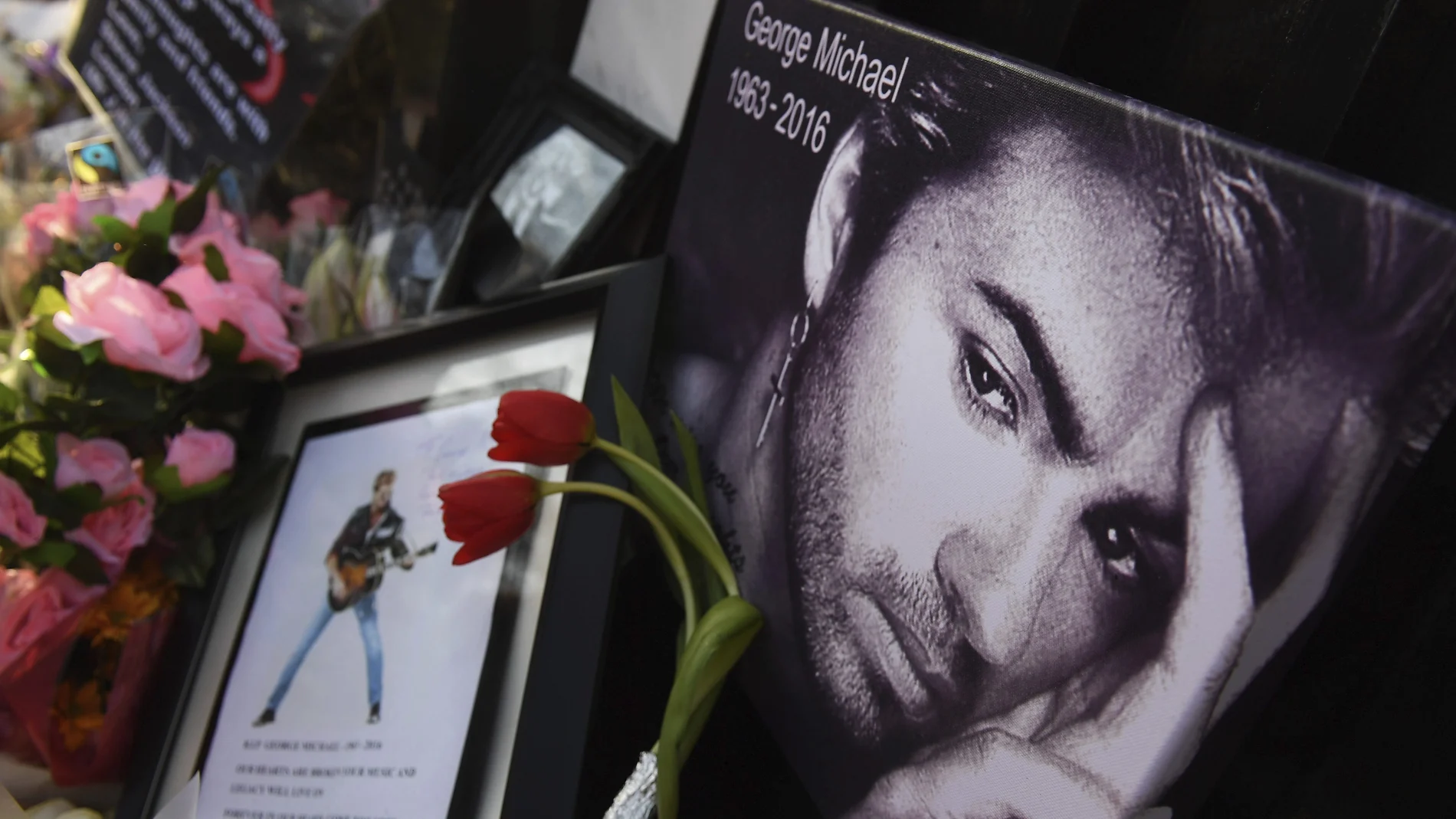 Flores y mensajes en memoria de George Michael Flores y mensajes en memoria de George Michael