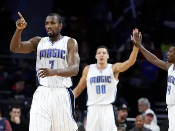 Ibaka celebra una canasta junto a sus compañeros Ibaka celebra una canasta junto a sus compañeros