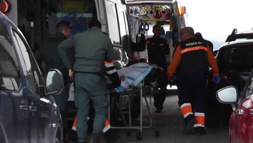 Frame 2.200879 de: Llegan a Ceuta cinco personas en embarcación, dos de ellas heridas de bala