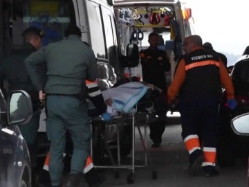 Frame 2.200879 de: Llegan a Ceuta cinco personas en embarcación, dos de ellas heridas de bala