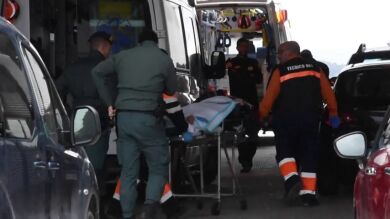 Llegan a Ceuta cinco personas en embarcación, dos de ellas heridas de bala