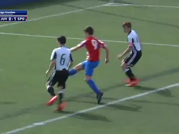 Diego Iza, del Sporting, marca a la Juventus en LaLiga Promises Diego Iza, del Sporting, marca a la Juventus en LaLiga Promises