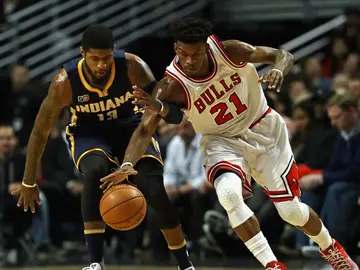 Paul George y Jimmy Butler intentan retener el balón Paul George y Jimmy Butler intentan retener el balón