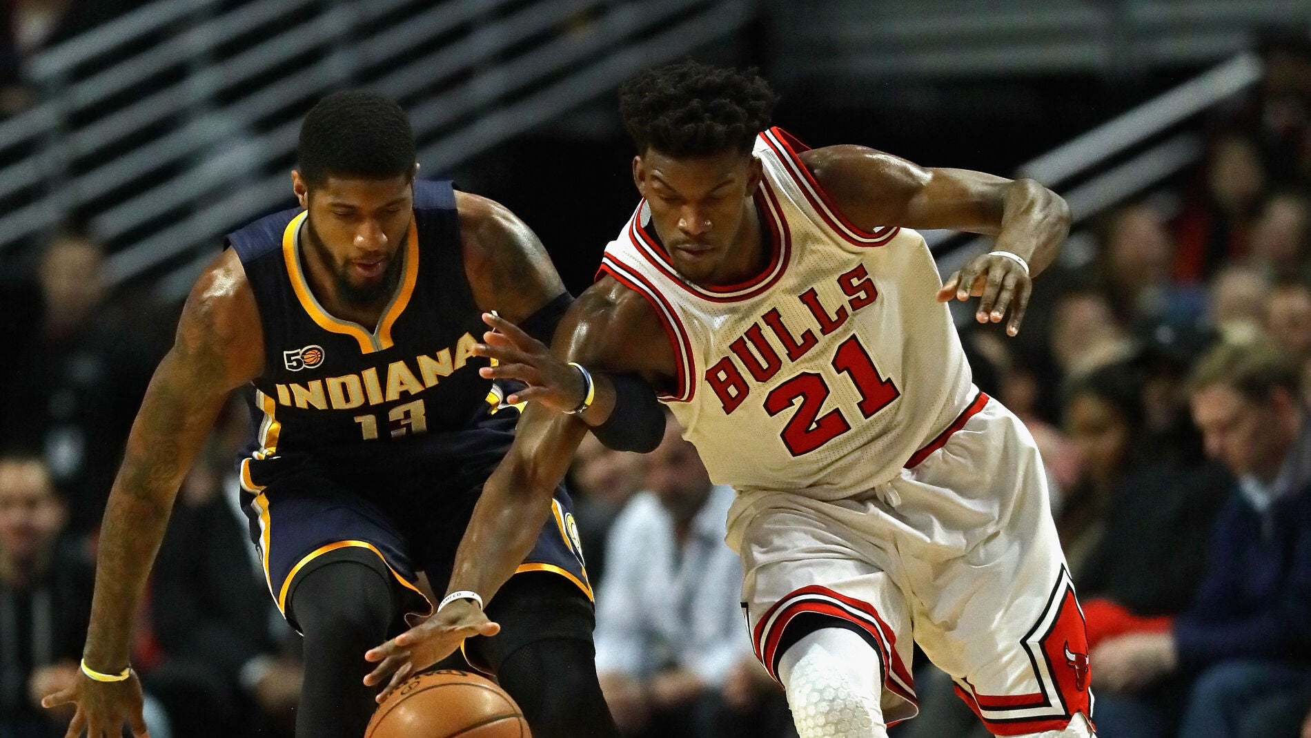 Paul George y Jimmy Butler intentan retener el bal&oacute;n