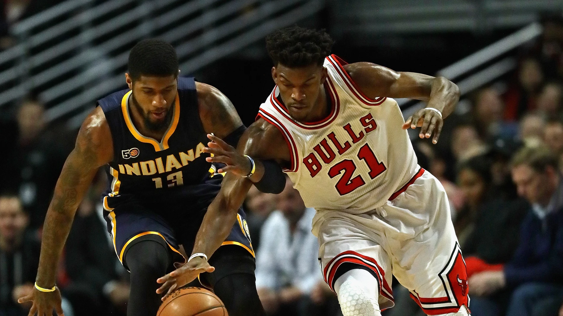 Paul George y Jimmy Butler intentan retener el balón Paul George y Jimmy Butler intentan retener el balón