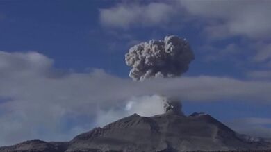 Despierta el volcán Sabancaya, en Perú