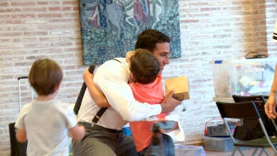 El entrañable regalo de Aitor Calderón a Miguel Ángel Silvestre en el último rodaje de 'Velvet'