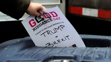 Meten un papel con las palabras Trump y brexit en la trituradora Meten un papel con las palabras Trump y brexit en la trituradora