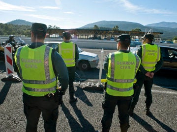 Agentes de la Guardia Civil en un control en la frontera