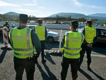 Agentes de la Guardia Civil en un control en la frontera Agentes de la Guardia Civil en un control en la frontera