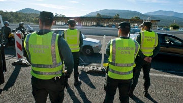 Agentes de la Guardia Civil en un control en la frontera