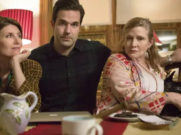 Los protagonistas de 'Catastrophe' junto a Carrie Fisher y su perro Los protagonistas de 'Catastrophe' junto a Carrie Fisher y su perro