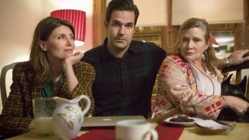 Los protagonistas de 'Catastrophe' junto a Carrie Fisher y su perro