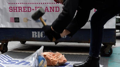 Los neoyorquinos se deshacen de los malos recuerdos del 2016 en Times Square durante el 'día del alivio'
