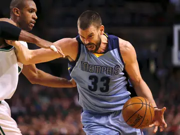 Marc Gasol intenta entrar a canasta ante Al Horford Marc Gasol intenta entrar a canasta ante Al Horford
