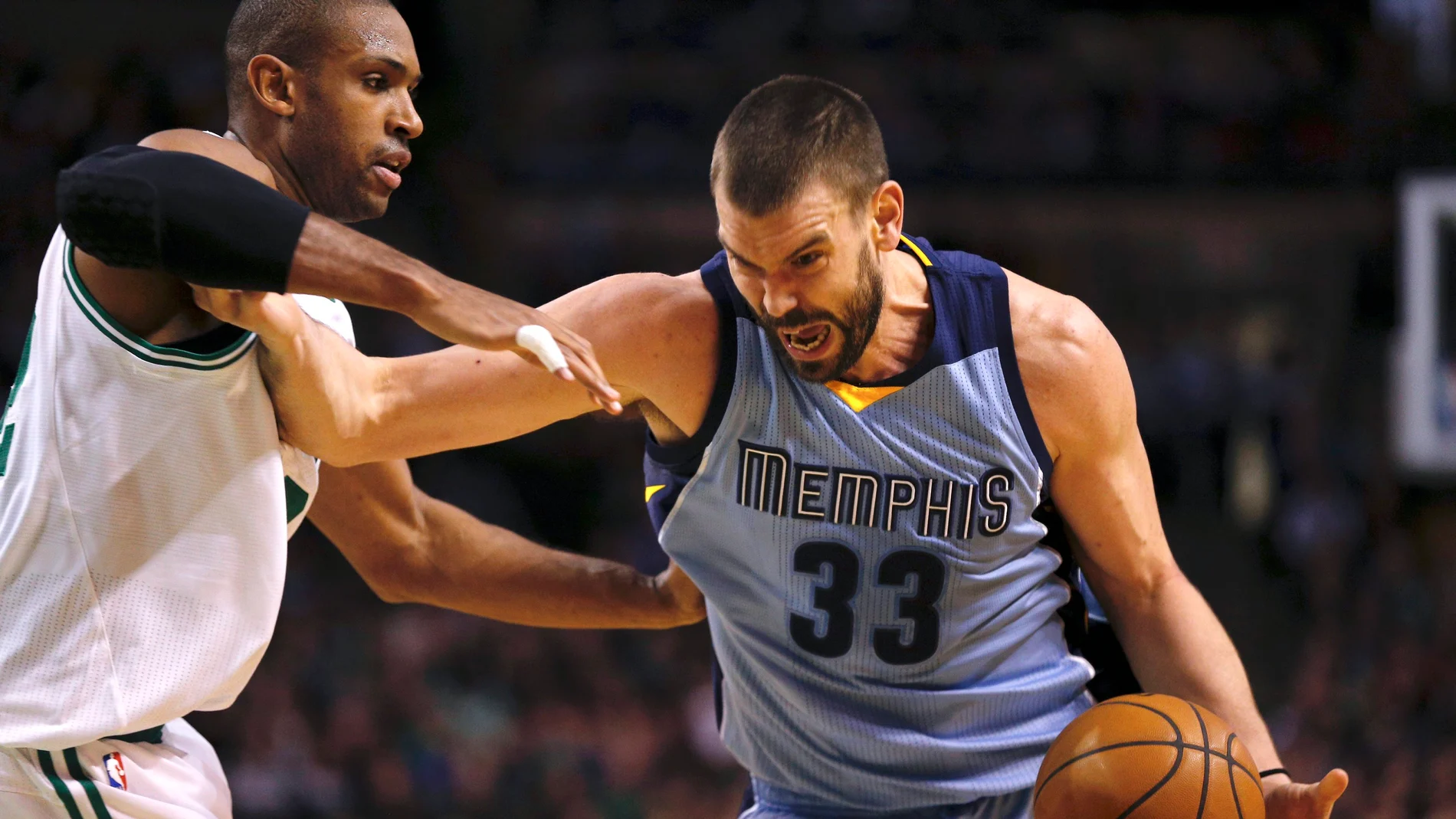 Marc Gasol intenta entrar a canasta ante Al Horford Marc Gasol intenta entrar a canasta ante Al Horford