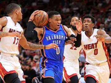Russell Westbrook intenta avanzar ante la defensa de los Heat Russell Westbrook intenta avanzar ante la defensa de los Heat