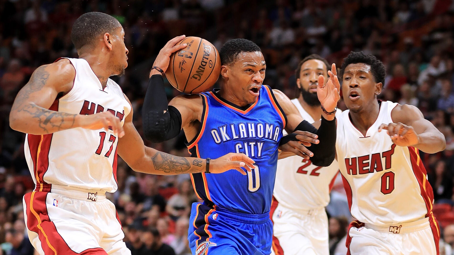 Russell Westbrook intenta avanzar ante la defensa de los Heat
