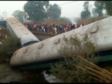 Frame 0.517902 de: Al menos 43 personas han resultado heridas en un accidente de tren en el norte de la India