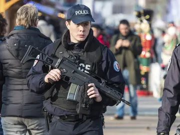 Agentes de policía galos patrullan por las calles de París Agentes de policía galos patrullan por las calles de París