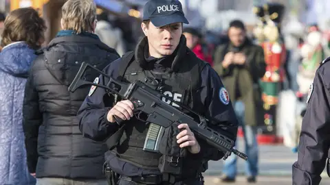 Agentes de policía galos patrullan por las calles de París Agentes de policía galos patrullan por las calles de París