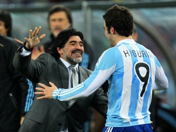 Maradona abraza a Higuaín durante un partido con Argentina