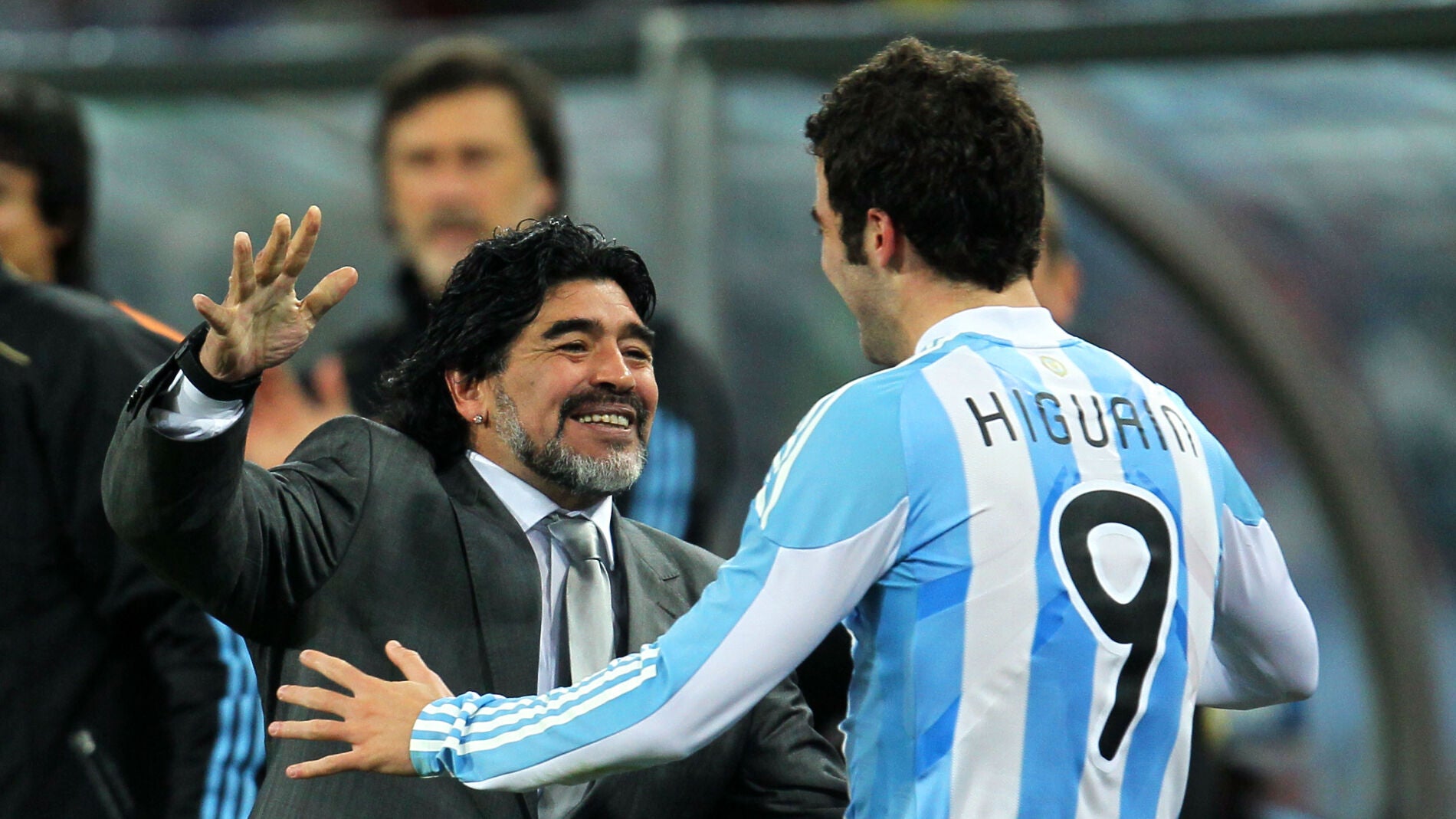 Maradona abraza a Higua&iacute;n durante un partido con Argentina