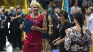Un joven harto de sufrir homofobia en la universidad se gradúa en vestido y tacones