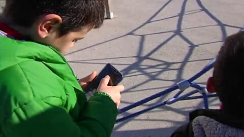 Frame 50.382531 de: El abuso tecnol&oacute;gico aumenta el riesgo de sufrir ludopat&iacute;a en menores