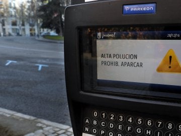Un parquímetro de Madrid anuncia la prohibición de aparcar