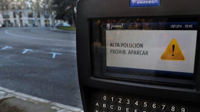 Se activa el escenario 2 por contaminación en Madrid: no se podrá aparcar en centro ni circular a más de 70 km/h