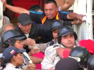 Frame 27.294827 de: El ejercito corrupto de Venezuela trafica con la escasez de alimentos Frame 27.294827 de: El ejercito corrupto de Venezuela trafica con la escasez de alimentos