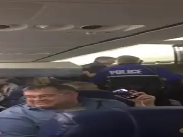 Frame 68.762441 de: Desvían un avión estadounidense en Brasil por una pelea de una pareja de pasajeros Frame 68.762441 de: Desvían un avión estadounidense en Brasil por una pelea de una pareja de pasajeros