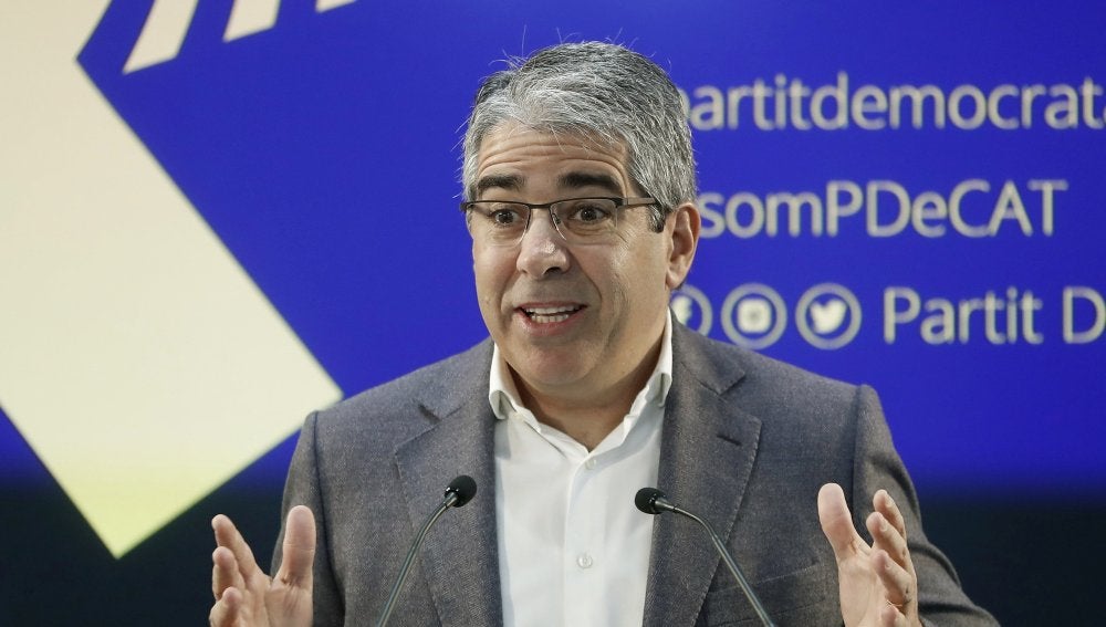 El portavoz del Partido Demócrata (PDeCAT), Francesc Homs, durante la rueda de prensa que ha ofrecido, en la sede del partido, para valorar el auto que ha dictado el Tribunal Supremo
