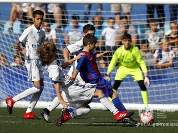 Momento del partido entre Barcelona y Real Madrid de LaLiga Promises