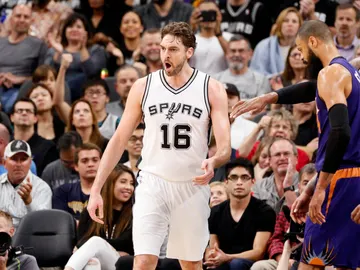 Pau Gasol celebra una canasta contra los Phoenix Suns Pau Gasol celebra una canasta contra los Phoenix Suns