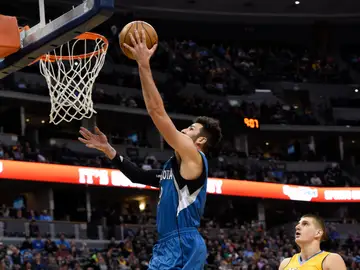 Ricky Rubio hace una bandeja ante los Denver Nuggets Ricky Rubio hace una bandeja ante los Denver Nuggets