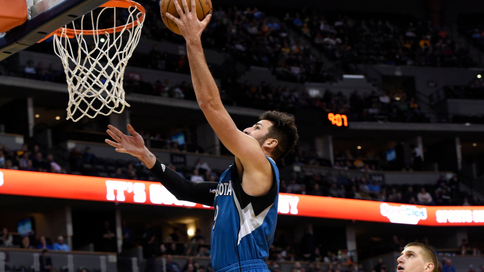 Ricky Rubio hace una bandeja ante los Denver Nuggets
