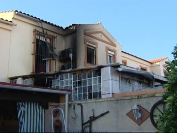 Frame 9.177244 de: Mueren un matrimonio y su hija en el incendio de una vivienda en Jerez con otros tres heridos