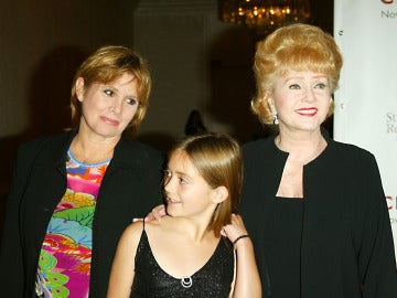 Billie Lourd junto a su madre Carrie Fisher y su abuela Debbie Reynolds